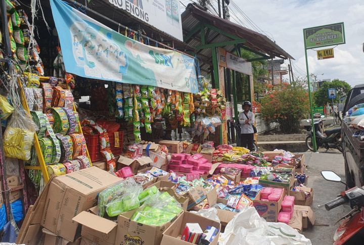 Selasa, 14 November 2023, Kasie Pemerintahan Karang Anyar bersama staf mendampingi Camat dan Satpol PP Sungai Kunjang melakukan himbauan kepada para pedagang di Jalan Cendana