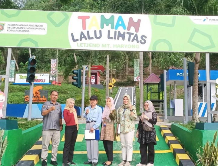 Kamis, 16 November 2023, Seklur bersama Staf mendampingi tim Penilaian Adipura tingkat Kecamatan Sungai Kunjang di kantor Kelurahan Karang Anyar