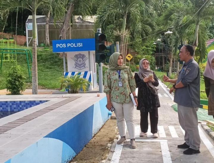 Kamis, 16 November 2023, Seklur bersama Staf mendampingi tim Penilaian Adipura tingkat Kecamatan Sungai Kunjang di kantor Kelurahan Karang Anyar