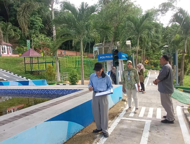 Kamis, 16 November 2023, Seklur bersama Staf mendampingi tim Penilaian Adipura tingkat Kecamatan Sungai Kunjang di kantor Kelurahan Karang Anyar