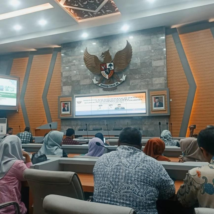 Kamis, 16 November 2023, Seklur menghadiri kegiatan sosialisasi kiat hemat energi di Lingkungan Pemerintah Kota Samarinda di Balaikota Samarinda.