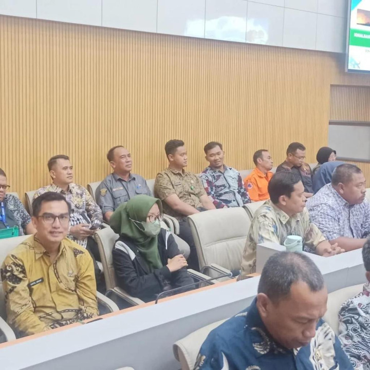 Kamis, 16 November 2023, Seklur menghadiri kegiatan sosialisasi kiat hemat energi di Lingkungan Pemerintah Kota Samarinda di Balaikota Samarinda.