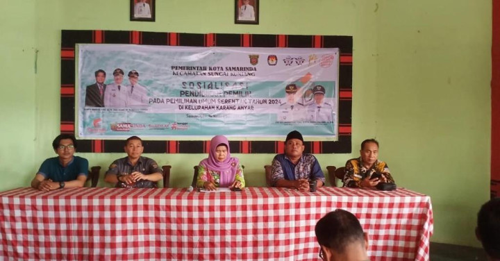 Kamis, 16 November 2023, Lurah mendampingi Camat Sungai Kunjang menghadiri kegiatan Sosialisasi Pemilu 2024 yang dilaksanakan oleh PPK Sungai Kunjang di Balai LPM Karang anyar