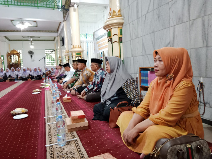 Sabtu, 18 November 2023, Lurah menghadiri kegiatan pembukaan pelatihan kader MTQ se Kota Samarinda di Mesjid Darunni’mah  dan dipanjutkan menghadiri Rakor penempatan alat peraga kampanye di Hotel Haris Samarinda