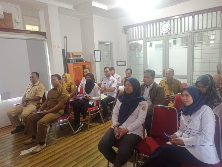 Senin, 20 November 2023, Seklur mewakili Lurah menghadiri evaluasi keterbukaan informasi publik tahun 2023 di Kantor Kecamatan Sungai Kunjang