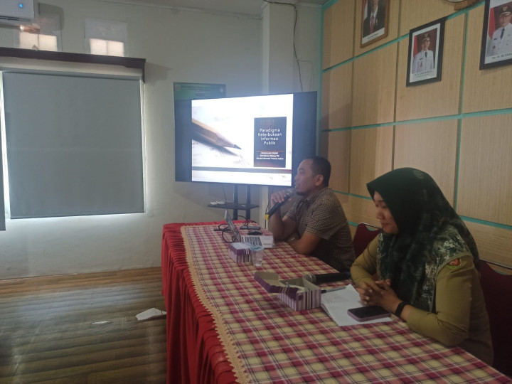 Senin, 20 November 2023, Seklur mewakili Lurah menghadiri evaluasi keterbukaan informasi publik tahun 2023 di Kantor Kecamatan Sungai Kunjang