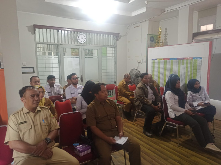 Senin, 20 November 2023, Seklur mewakili Lurah menghadiri evaluasi keterbukaan informasi publik tahun 2023 di Kantor Kecamatan Sungai Kunjang