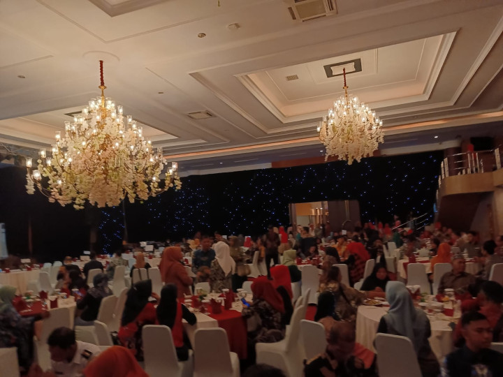 Rabu, 22 November 2023, Seklur mewakili Lurah menghadiri penghargaan Adipura tingkat kecamatan di Ballroom Hotel Bumi Senyiur Samarinda.