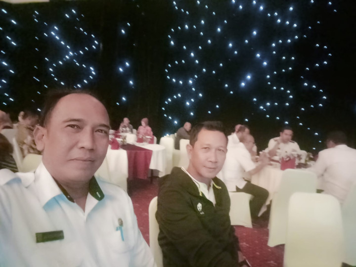 Rabu, 22 November 2023, Seklur mewakili Lurah menghadiri penghargaan Adipura tingkat kecamatan di Ballroom Hotel Bumi Senyiur Samarinda.