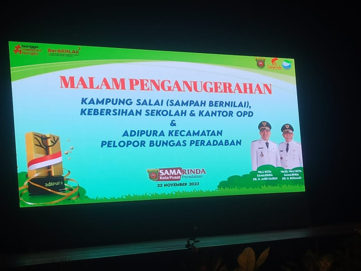Rabu, 22 November 2023, Seklur mewakili Lurah menghadiri penghargaan Adipura tingkat kecamatan di Ballroom Hotel Bumi Senyiur Samarinda.