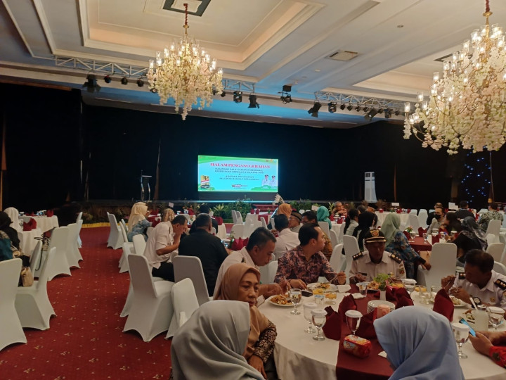 Rabu, 22 November 2023, Seklur mewakili Lurah menghadiri penghargaan Adipura tingkat kecamatan di Ballroom Hotel Bumi Senyiur Samarinda.