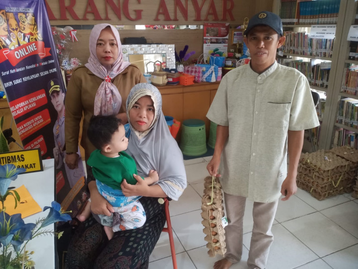 Selasa, 27 November 2023, Kasie Pemerintahan beserta Staf membagikan telur organik kepada anak-anak penderita stunting di Kel. Karang Anyar