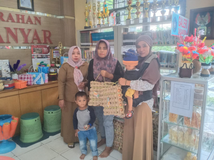 Selasa, 27 November 2023, Kasie Pemerintahan beserta Staf membagikan telur organik kepada anak-anak penderita stunting di Kel. Karang Anyar