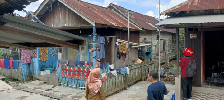 Selasa, 28 November 2023, Kasie Ekobang bersama staf mendampingi Pihak Perkim Kota Samarinda untuk m3ninjau kondisi rumah tidak layak huni di RT. 010, 013, 018.