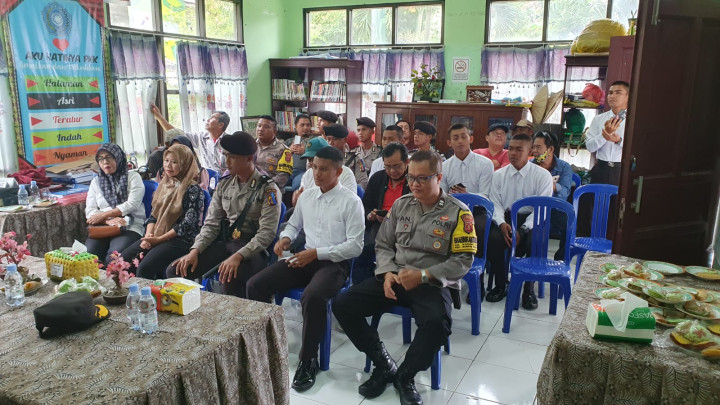 Rabu, 29 November 2023, Lurah mendampingi tim dari Polsek Sungai Kunjang dalam acara Curhat Bersama Kapolsek yang diselenggarakan di Kantor Kelurahan Karang Anyar