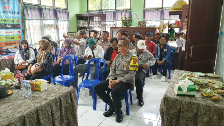Rabu, 29 November 2023, Lurah mendampingi tim dari Polsek Sungai Kunjang dalam acara Curhat Bersama Kapolsek yang diselenggarakan di Kantor Kelurahan Karang Anyar