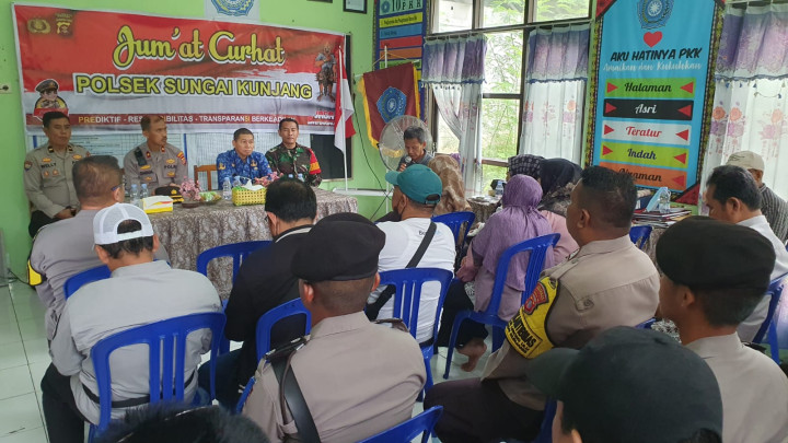 Rabu, 29 November 2023, Lurah mendampingi tim dari Polsek Sungai Kunjang dalam acara Curhat Bersama Kapolsek yang diselenggarakan di Kantor Kelurahan Karang Anyar