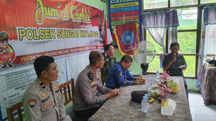 Rabu, 29 November 2023, Lurah mendampingi tim dari Polsek Sungai Kunjang dalam acara Curhat Bersama Kapolsek yang diselenggarakan di Kantor Kelurahan Karang Anyar