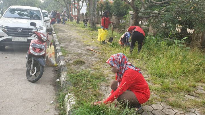 Minggu, 03 Desember 2023, Lurah beserta staf menghadiri kegiatan Gotong Royong bersama jajaran se Kecamatan Sungai Kunjang di Jln. Anggi, Samarinda