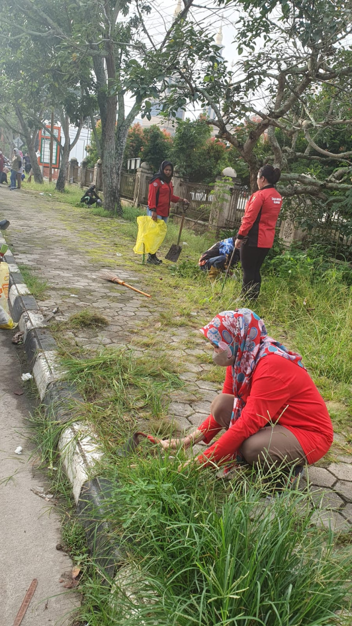 Minggu, 03 Desember 2023, Lurah beserta staf menghadiri kegiatan Gotong Royong bersama jajaran se Kecamatan Sungai Kunjang di Jln. Anggi, Samarinda
