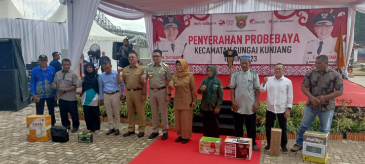 Selasa, 05 Desember 2023, Penyerahan secara simbolis kegiatan Probebaya TA 2023 yang dilaksanakan oleh Kecamatan Sungai Kunjang dan bertempat di Halaman belakang McDonalds, Jln. Untung Suropati.