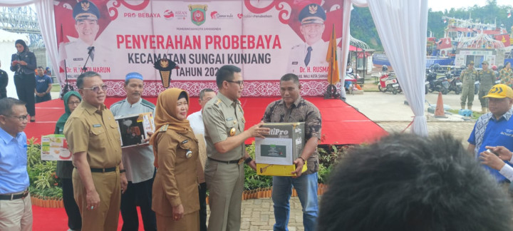 Selasa, 05 Desember 2023, Penyerahan secara simbolis kegiatan Probebaya TA 2023 yang dilaksanakan oleh Kecamatan Sungai Kunjang dan bertempat di Halaman belakang McDonalds, Jln. Untung Suropati.