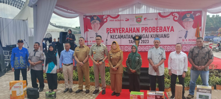 Selasa, 05 Desember 2023, Penyerahan secara simbolis kegiatan Probebaya TA 2023 yang dilaksanakan oleh Kecamatan Sungai Kunjang dan bertempat di Halaman belakang McDonalds, Jln. Untung Suropati.