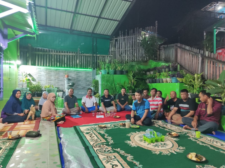Selasa, 05 Desember 2023, Sekretaris Kelurahan dan staf menghadiri dan mengawasi jalannya kegiatan Rembuk warga di RT. 01,02,013 untuk penentuan kegiatan Probebaya di tahun 2024