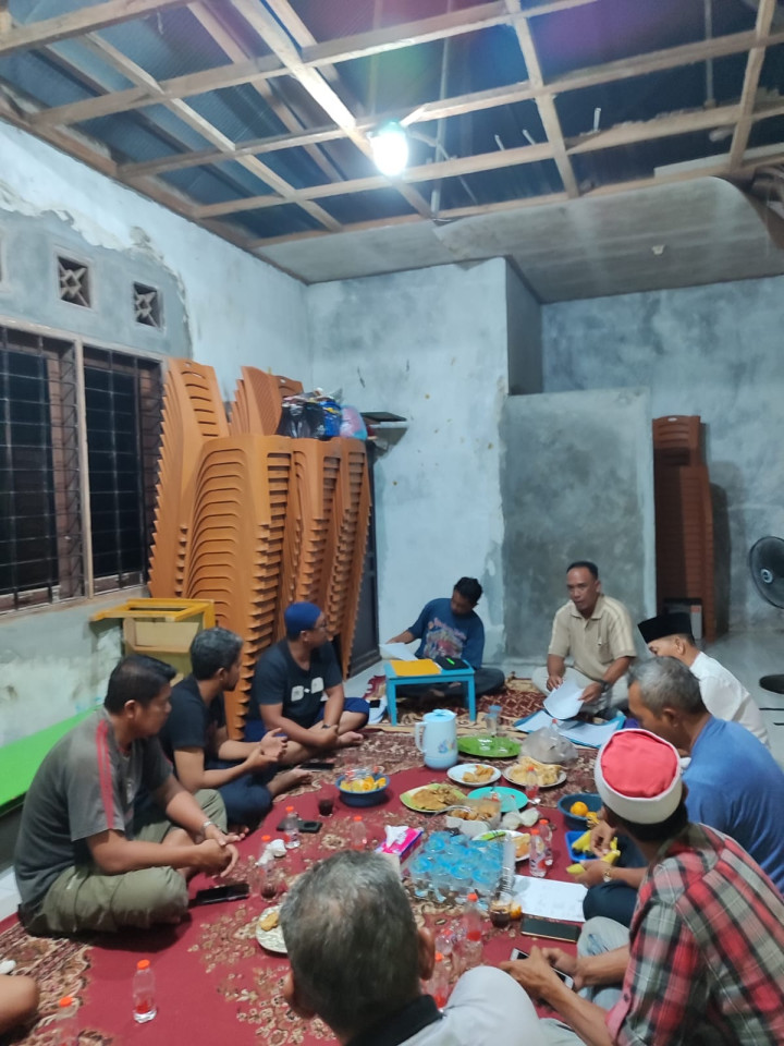 Kamis, 07 Desember 2023, Sekretaris Kelurahan dan staf menghadiri dan mengawasi jalannya kegiatan Rembuk warga di RT. 014, 021, 027, 030,037, 038 untuk penentuan kegiatan Probebaya di tahun 2024