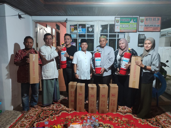 Kamis, 07 Desember 2023, Lurah menyerahkan secara simbolis berupa peralatan Damkar di RT. 030, Jalan Kahoi untuk Probebaya bidang Sapras.