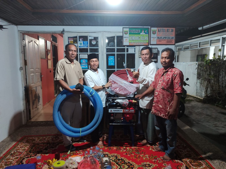 Kamis, 07 Desember 2023, Lurah menyerahkan secara simbolis berupa peralatan Damkar di RT. 030, Jalan Kahoi untuk Probebaya bidang Sapras.