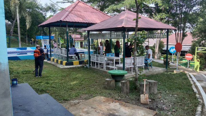 Jumat, 08 Desember 2023, giat gotong royong membersihkan Taman Lalu Lintas di Jln.MT.haryono bersama para ketua RT, PKK, Staf Kelurahan, Babinsa dan Bhabinkamtibmas Karang Anyar
