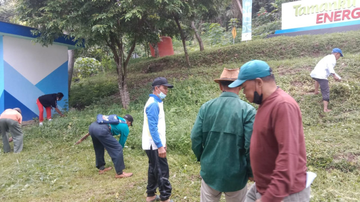 Jumat, 08 Desember 2023, giat gotong royong membersihkan Taman Lalu Lintas di Jln.MT.haryono bersama para ketua RT, PKK, Staf Kelurahan, Babinsa dan Bhabinkamtibmas Karang Anyar
