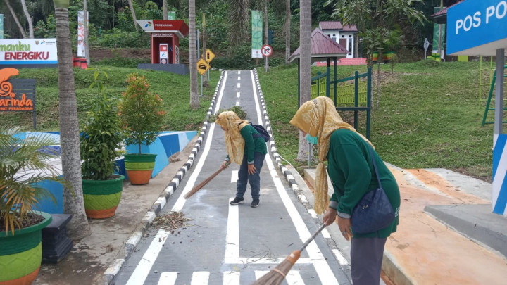 Jumat, 08 Desember 2023, giat gotong royong membersihkan Taman Lalu Lintas di Jln.MT.haryono bersama para ketua RT, PKK, Staf Kelurahan, Babinsa dan Bhabinkamtibmas Karang Anyar