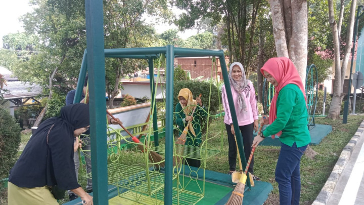 Jumat, 08 Desember 2023, giat gotong royong membersihkan Taman Lalu Lintas di Jln.MT.haryono bersama para ketua RT, PKK, Staf Kelurahan, Babinsa dan Bhabinkamtibmas Karang Anyar