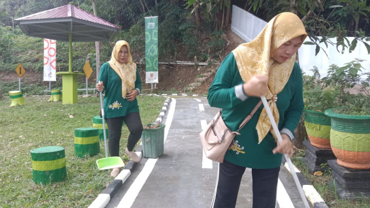Jumat, 08 Desember 2023, giat gotong royong membersihkan Taman Lalu Lintas di Jln.MT.haryono bersama para ketua RT, PKK, Staf Kelurahan, Babinsa dan Bhabinkamtibmas Karang Anyar