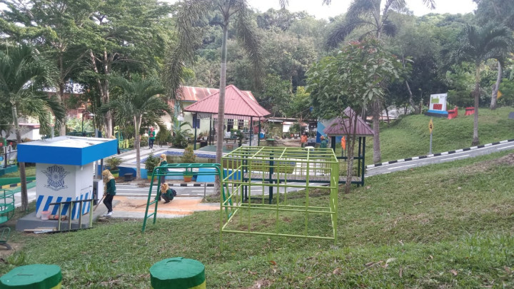 Jumat, 08 Desember 2023, giat gotong royong membersihkan Taman Lalu Lintas di Jln.MT.haryono bersama para ketua RT, PKK, Staf Kelurahan, Babinsa dan Bhabinkamtibmas Karang Anyar