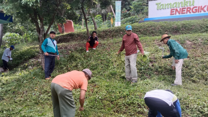 Jumat, 08 Desember 2023, giat gotong royong membersihkan Taman Lalu Lintas di Jln.MT.haryono bersama para ketua RT, PKK, Staf Kelurahan, Babinsa dan Bhabinkamtibmas Karang Anyar