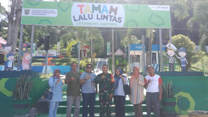 Jumat, 08 Desember 2023, giat gotong royong membersihkan Taman Lalu Lintas di Jln.MT.haryono bersama para ketua RT, PKK, Staf Kelurahan, Babinsa dan Bhabinkamtibmas Karang Anyar
