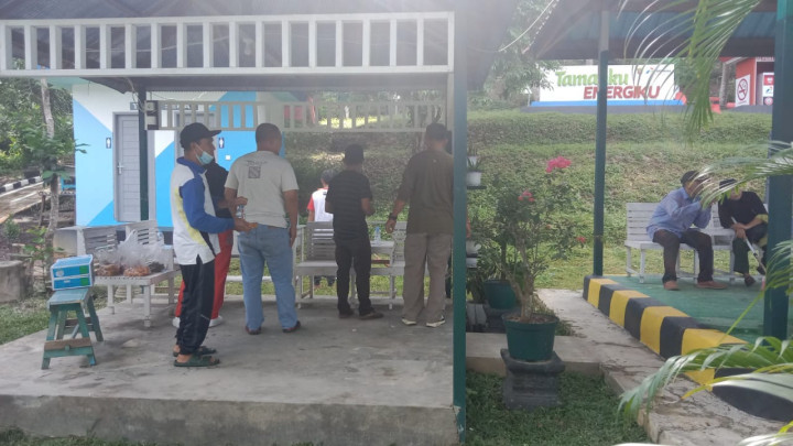 Jumat, 08 Desember 2023, giat gotong royong membersihkan Taman Lalu Lintas di Jln.MT.haryono bersama para ketua RT, PKK, Staf Kelurahan, Babinsa dan Bhabinkamtibmas Karang Anyar