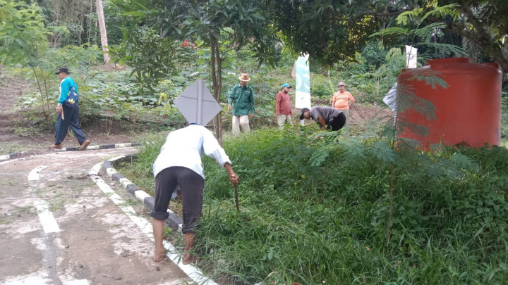 Jumat, 08 Desember 2023, giat gotong royong membersihkan Taman Lalu Lintas di Jln.MT.haryono bersama para ketua RT, PKK, Staf Kelurahan, Babinsa dan Bhabinkamtibmas Karang Anyar
