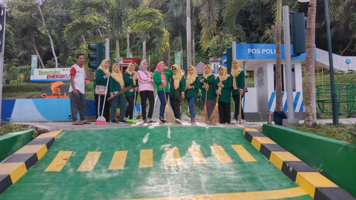 Jumat, 08 Desember 2023, giat gotong royong membersihkan Taman Lalu Lintas di Jln.MT.haryono bersama para ketua RT, PKK, Staf Kelurahan, Babinsa dan Bhabinkamtibmas Karang Anyar