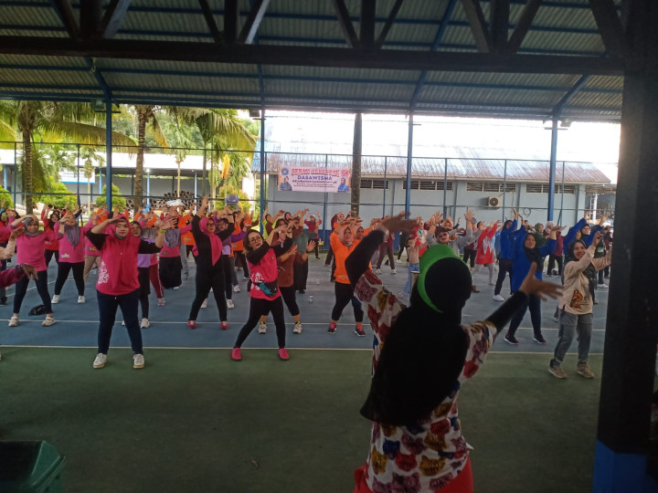 Minggu, 17 Desember 2023, Acara Senam jasmani bersama seluruh Anggota Dasawisma se Karang Anyar di Lap. Tenis Jalan Cendana Komp. PDAM RT. 007, yang juga dihadiri oleh Ketua TP PKK Kota Samarinda, Rinda Wahyuni