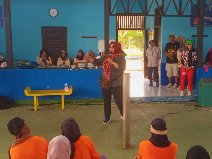 Minggu, 17 Desember 2023, Acara Senam jasmani bersama seluruh Anggota Dasawisma se Karang Anyar di Lap. Tenis Jalan Cendana Komp. PDAM RT. 007, yang juga dihadiri oleh Ketua TP PKK Kota Samarinda, Rinda Wahyuni