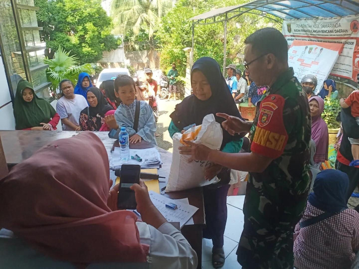 Jumat, 22 Desember 2023, Pembagian beras bantuan untuk warga kurang mampu Kelurahan Karang Anyar menjelang akhir tahun 2024