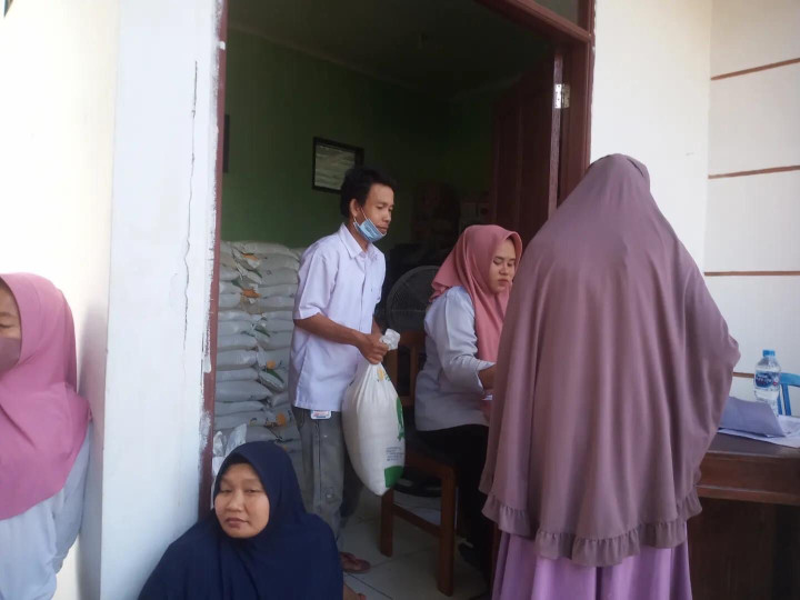 Jumat, 22 Desember 2023, Pembagian beras bantuan untuk warga kurang mampu Kelurahan Karang Anyar menjelang akhir tahun 2024