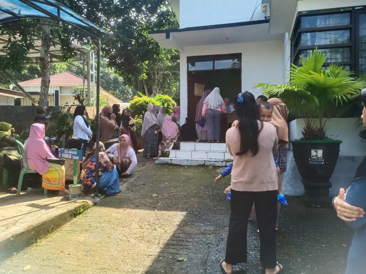 Jumat, 22 Desember 2023, Pembagian beras bantuan untuk warga kurang mampu Kelurahan Karang Anyar menjelang akhir tahun 2024