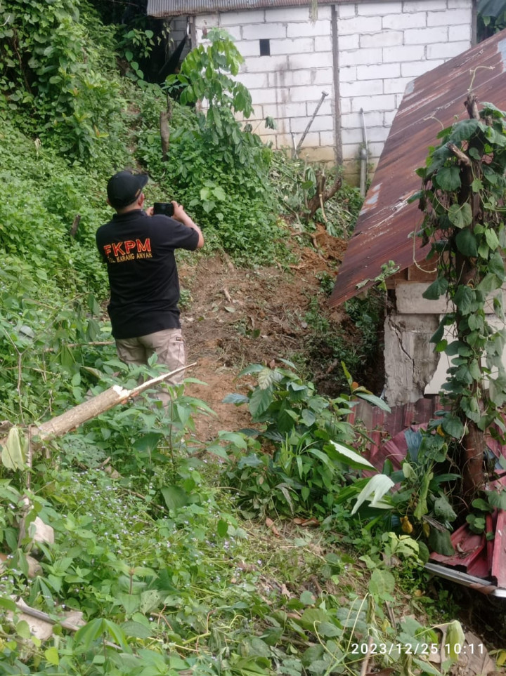 Selasa, 26 Desember 2023, Lurah bersama Babinsa dan Ketua FKPM Karang Anyar melakukan kunjungan ke lokasi longsor di Jalan MT. Haryono RT. 001