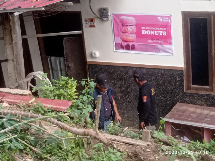 Selasa, 26 Desember 2023, Lurah bersama Babinsa dan Ketua FKPM Karang Anyar melakukan kunjungan ke lokasi longsor di Jalan MT. Haryono RT. 001