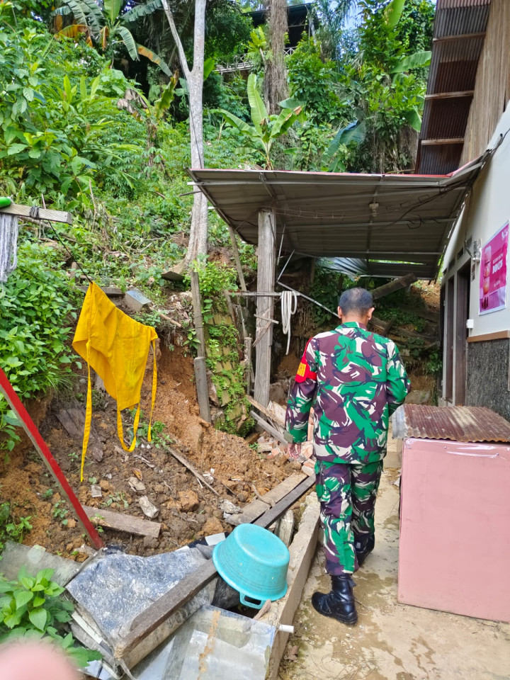 Selasa, 26 Desember 2023, Lurah bersama Babinsa dan Ketua FKPM Karang Anyar melakukan kunjungan ke lokasi longsor di Jalan MT. Haryono RT. 001